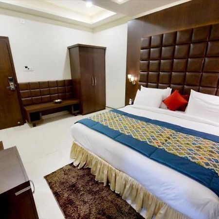 Hotel Mk Vivanta Гвалиор Экстерьер фото